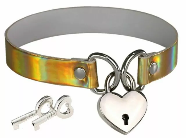 Collier PVC brillant or avec coeur cadena en métal + clef / SM / Gothique