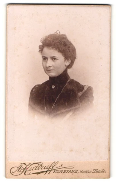 Fotografie A. Kuttruff, Konstanz, Portrait junge Dame im eleganten Kleid mit Kr