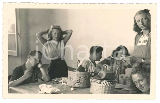 1940 ca COSTUME Gruppo di giovani - Pic-nic *Foto vintage 14x9 cm