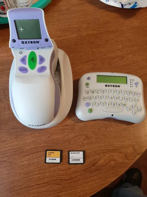 Xyron Design Runner 4375-001 Cordless Handheld Printer w Base & Disc Maker used Xyron Design Runner 4375-001 Cordless Handheld Printer w Base & Disc Maker used