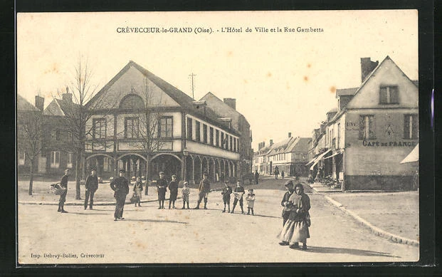CPA Crèvecoeur-le-Grand, L´Hôtel de Ville et la Rue Gambetta