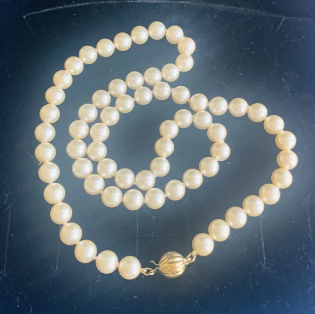 Alte schöne Perlenkette 60 cm mit schönem Kugel Verschluss.