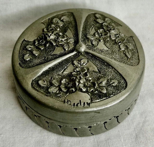 Boîte En étain Art Nouveau 1900 - Décor Pommes De Pin - Signée
