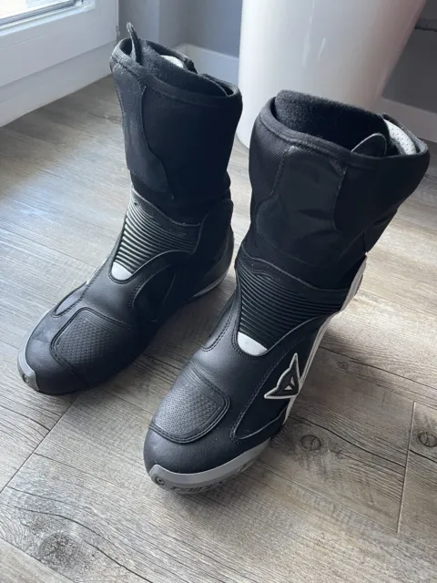 Dainese Axial D1 Motorrad Stiefel Schuhe Gr. 42 Schwarz Weiß