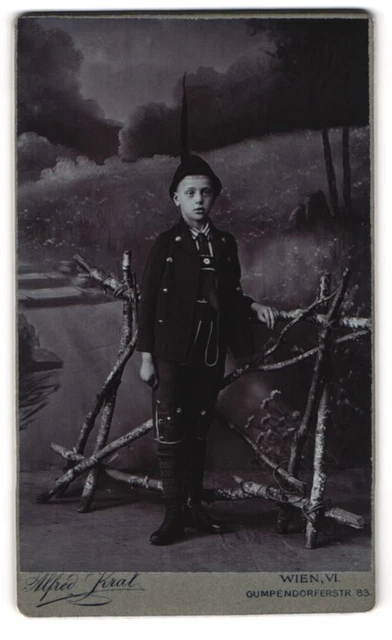 Fotografie Alfredo Kral, Wien, VI., Gumpendorferstrass 83, Junge in Trachtenanz