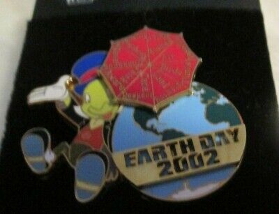 New! Walt Disney World Pin Earth Day 2002 Jiminy Cricket with Umbrella Pinocchio