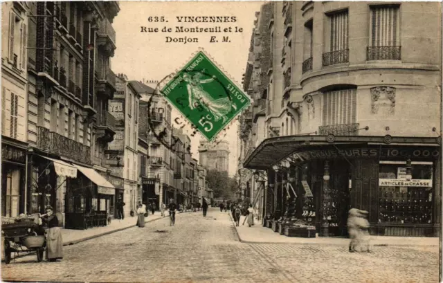 CPA AK VINENNES Rue de Montreuil et le Donjon (672286)