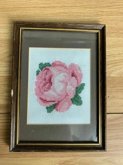 Marco de madera oscura con punta de cruz rosa enmarcado 7"" x 5"" detalle dorado