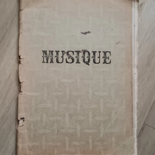 Cahier scolaire ancien musique ( années 30/40 )  ) avec partitions et paroles