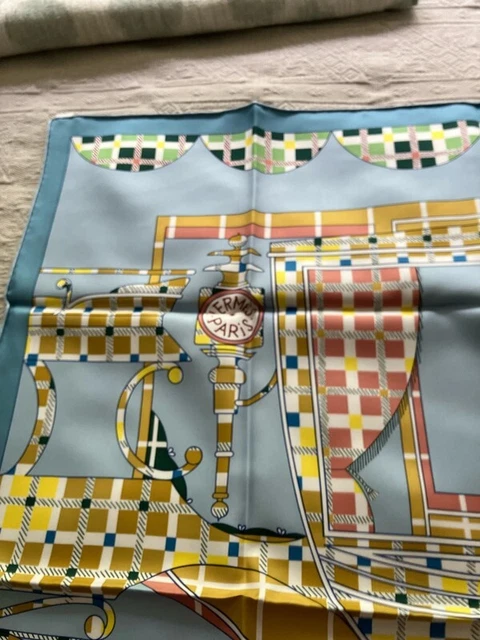 Foulard HERMÈS En Soie 90x90 Cm - Motif Armoirie Royale Noir Et Beige - Neuf Sans étiquette
