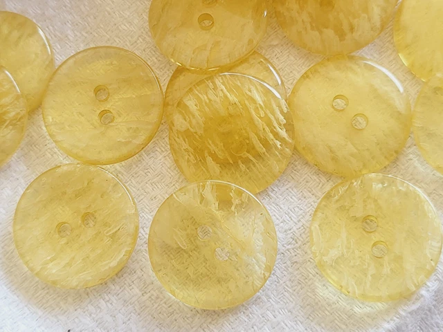 lot 12 Boutons vintage jaune transparent 4 trous diamètre 2 cm  ref 553