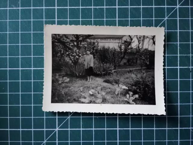 VR361 photo circa 1950 woman in a garden in front of agricultural building Nantes