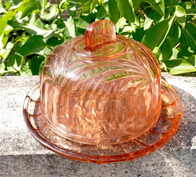 ANCIENNE CLOCHE À fromage en verre moulé rosé avec son plateau assorti ANCIENNE CLOCHE À fromage en verre moulé rosé avec son plateau assorti