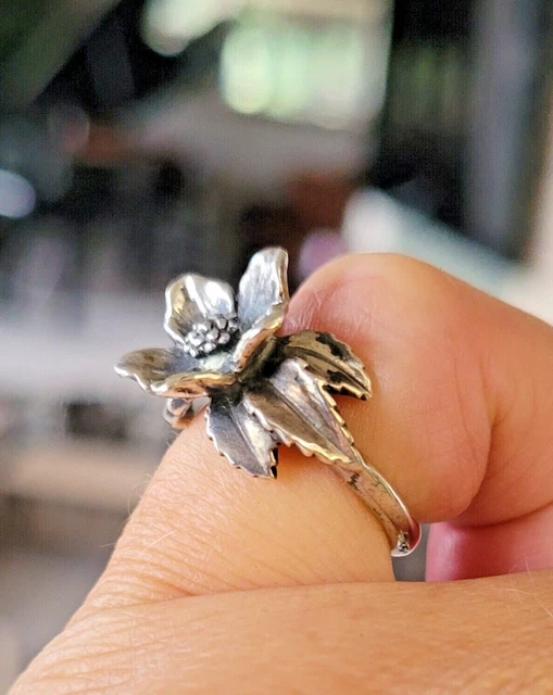 WONDERFUL, RARE JAMES Avery Christmas Flower Retired Ring Sterling