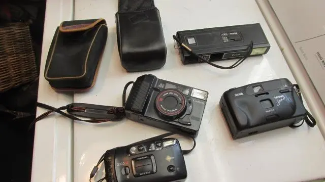 1 calamar. 1 cámara Polaroid, 1 Vivitar 700, 1 Canon