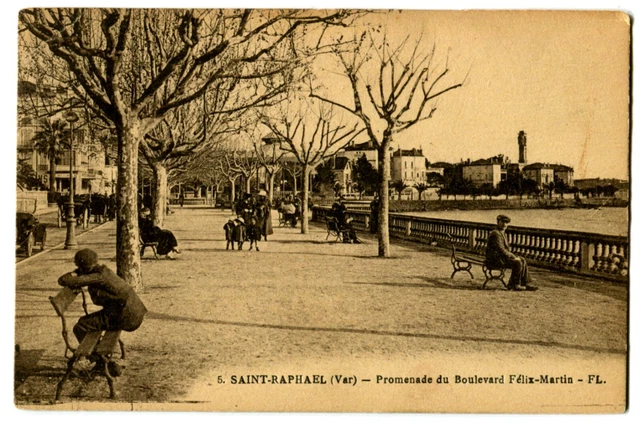 CPA 83 Var Saint-Raphaël Promenade du Boulevard Félix-Martin animated