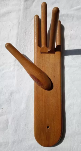 Alter Handschuhspanner aus Holz mit beweglichen Fingern. D.R.G.M. Handwerkszeug