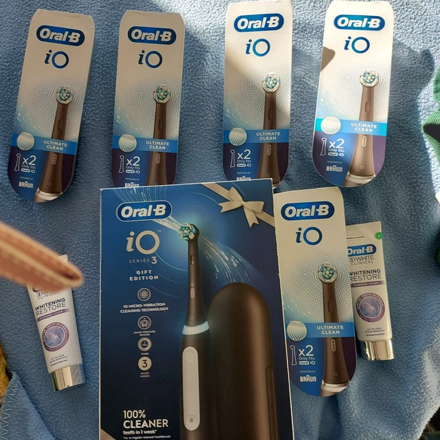 Oral-B iO3 Black Electric Toothbrush Travel Case 4 extra iO heads FREEPOST