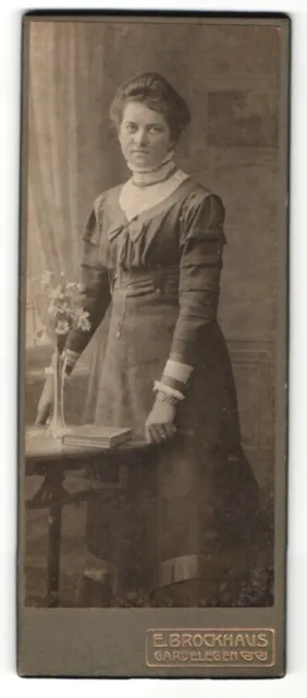 Fotografie E. Brockhaus, Gardelegen, Portrait junge Frau in zeitgenöss. Kleidun