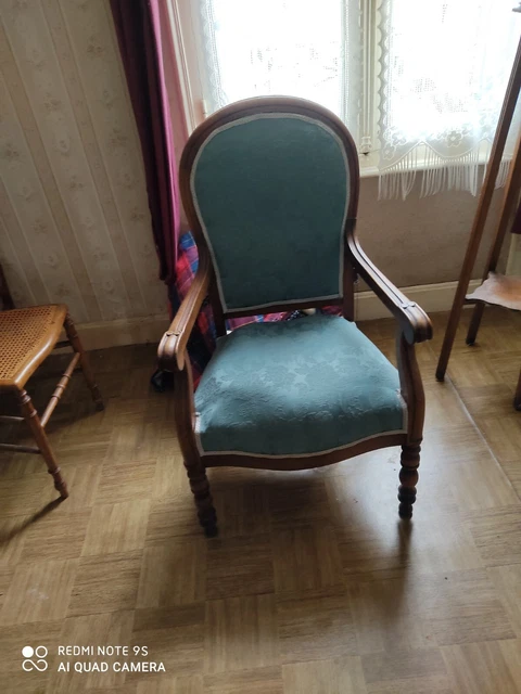 Fauteuil Voltaire ancien relooké, tissu soie bleue