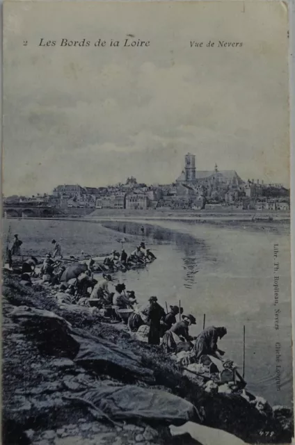 Vue de NEVERS 58 cpa les Bords de la Loire avec des Lavandières Bon Etat 1911