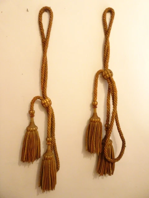 Paire d'embrasses de rideaux ancienne.Passementerie dorée,pompons.