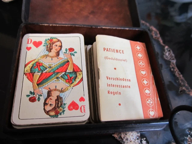 feine-alte-spielkarten-patiencen-legen-im-bakelit-etui-um-1900-eur-39