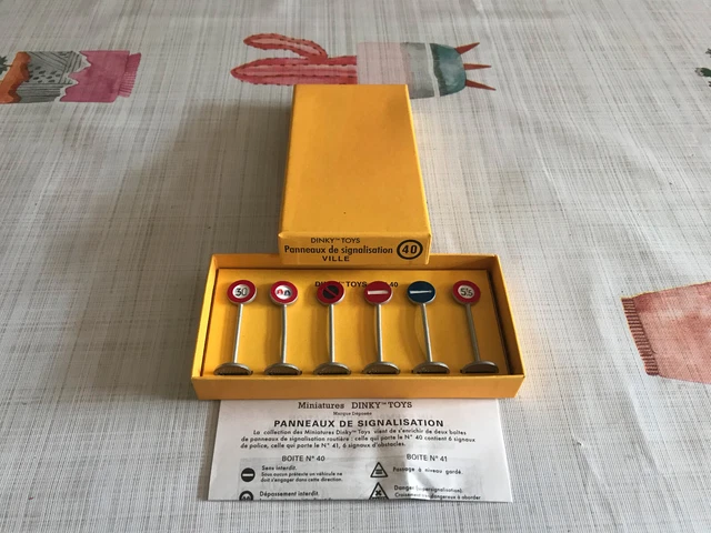 Goki 53904 - Lot de 26 panneaux de signalisation en bois - Jouet éducatif - Pour enfants - Apprentissage de la sécurité routière - À partir de 3 ans