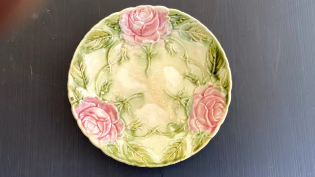 Ancienne Assiette En Barbotine Decor De Roses