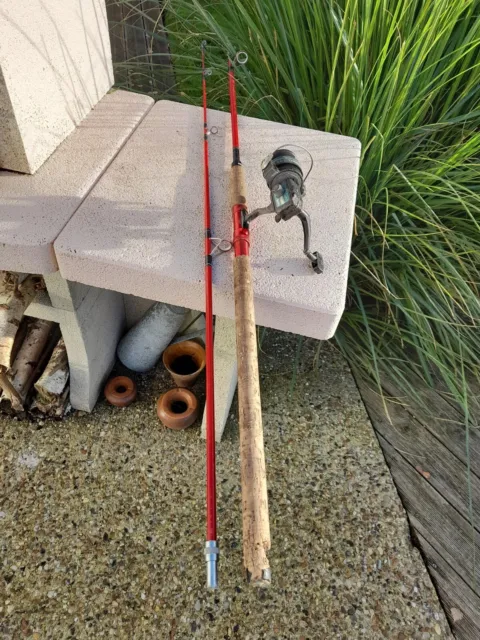 Canne à pêche CAP 250 spirit en fibre de verre des années 70 en état de marche.