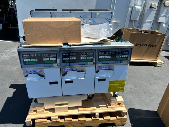 Pitco SSH55-3FD-I12 Solstice Supreme Nat Gas 3 Unit Floor Fryer Filter Drawer