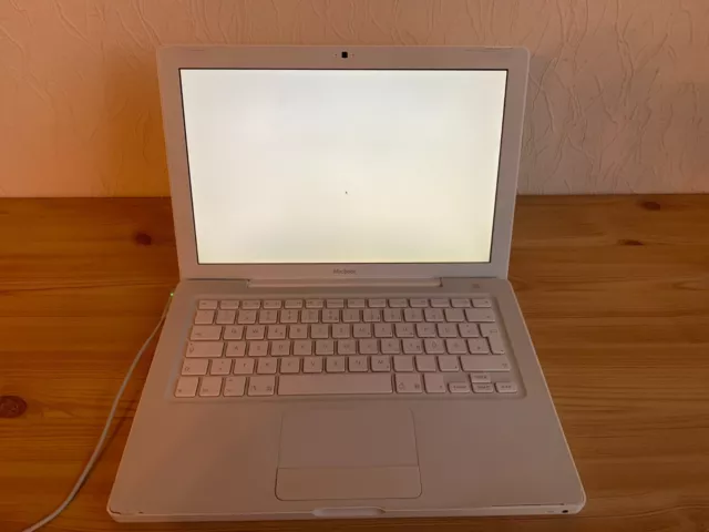 Apple Macbook Weiß 13 Zoll A1181 / Intel Core 2 Duo 2,16 GHz und 1 GB RAM