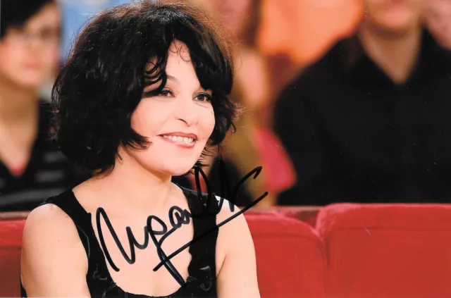 Autographe sur photo de :  Isabelle Mergault ( 19 x 12,5 )