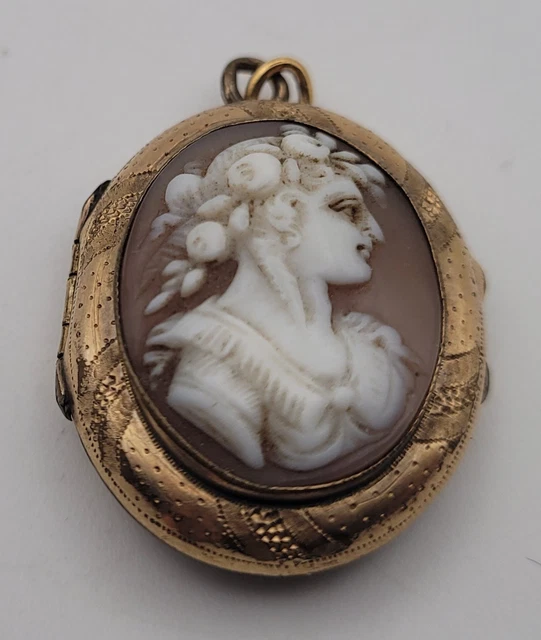 Grande Broche En Métal Centrée D'un Camée Coquille Rectangulaire Representant Appolon Sur Ses Trois Chevaux