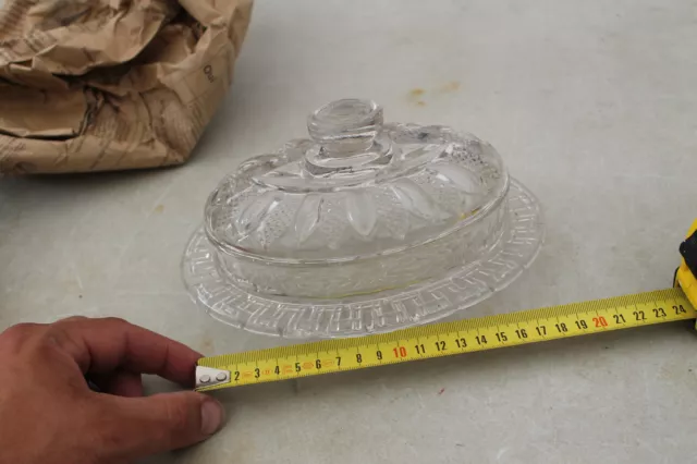 Ancien BEURRIER en VERRE MOULÉ Forme Ovale ebrechure