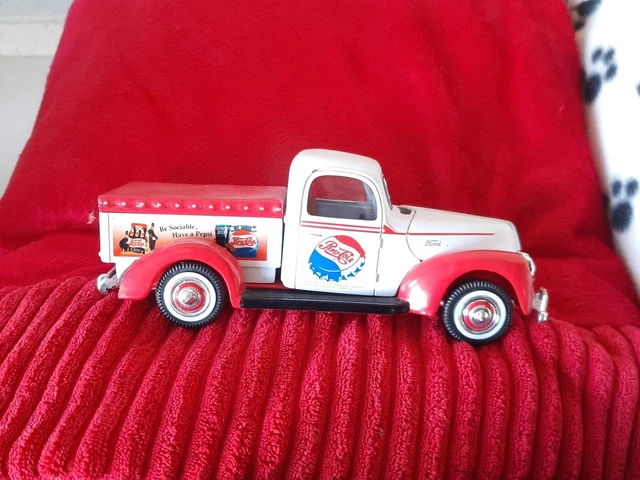 1940 Ford Pepsi Cola Delivery Pick Up Truck Golden 1/24 Scale Open Hood Vintage