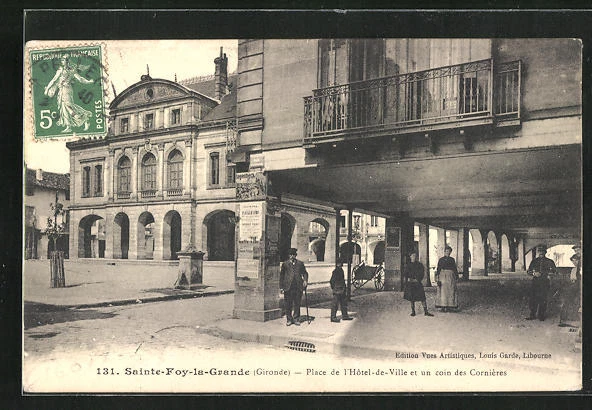CPA Sainte-Foy-la-Grande, Place de l´Hôtel de Ville et un coin des Corniéres