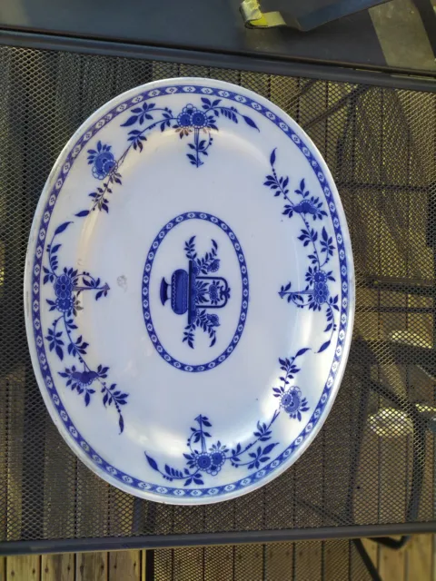 MINTON, important plat en faïence dans le gout de DELFT