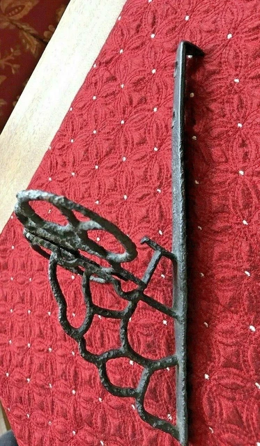 CAST IRON DECORTIVE SNOW CATCHER  11" x 6 3/4"