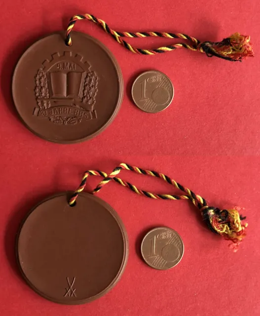 DDR Böttgersteinzeug Medaille 20 Jahre Betriebsberufsschule  ( M1674