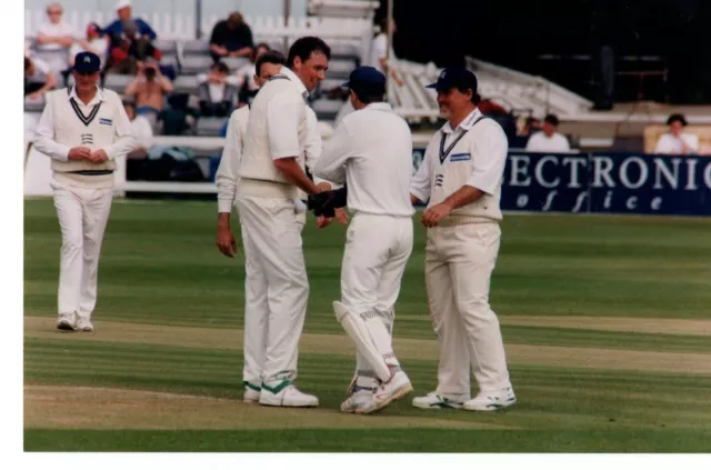 Original Press Photo Cricket Middlesex players celebrate Hussains wicket 1990s