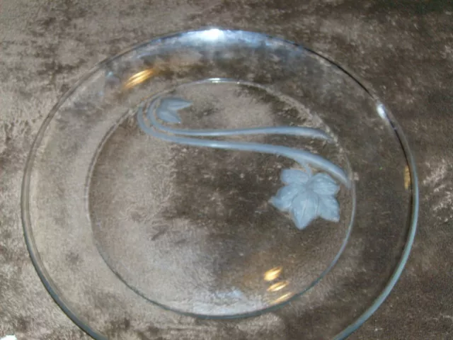 13" CLEAR GLASS ROUND SERVING PLATE / PLATTER / TRAY /with flower design