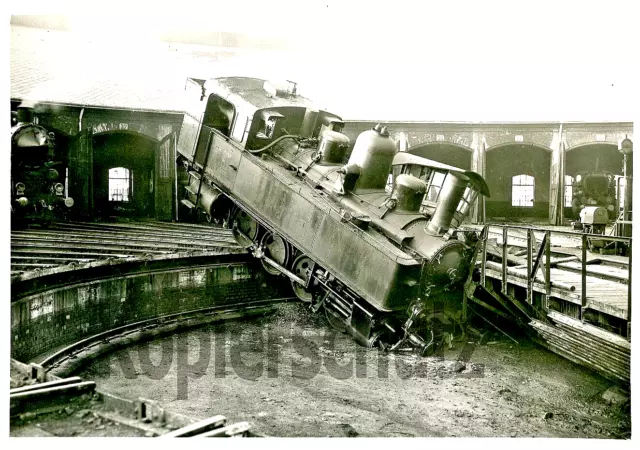 Steam locomotive photo 11x16 cm - DRB 92 2257 (ex BBÖ 178.198) accident in Bw Budapest 1941