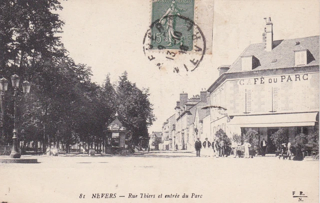 * NIEVRE 58 * NEVERS - rue Thiers entrée du parc 13 octobre 1918 café kiosque