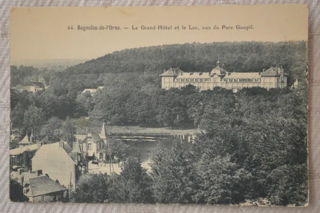 CPA ""BAGNOLES DE L'ORNE - Le Grand Hotel et le Lac, seen from Parc Goupil