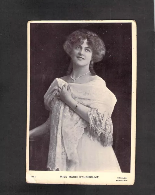 C1019 Glamour Miss Marie Studholme Beagles Photo vintage postcard