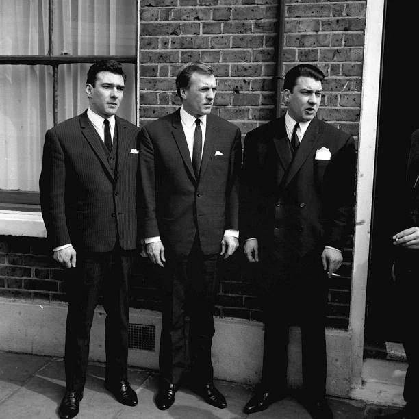 Decades Old Kray Photo A New Perspective On Their Demise - 8hhboyg