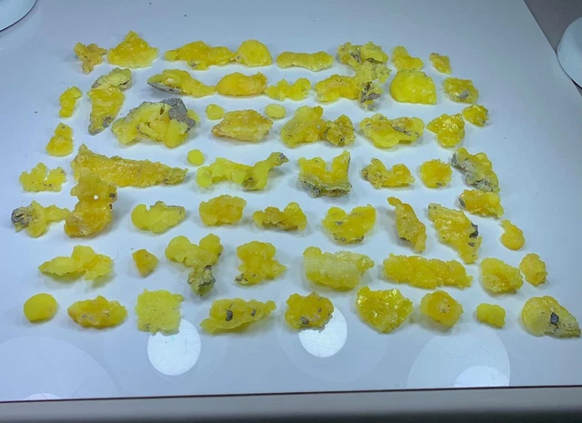Brucit  Lot (über 60 Teile) (Pakistan) a. Mineralien Sammlung Auflösung Konvolut