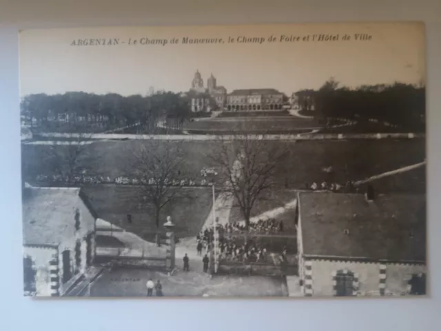 CPA 61 ARGENTAN - Le Champ de Manoeuvre, Le Champ de Foire et l'Hôtel de Ville