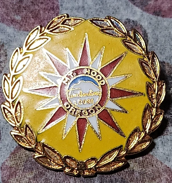 VINTAGE MT. HOOD Timberline Lodge Oregon Lapel Pin Laurel 22.99